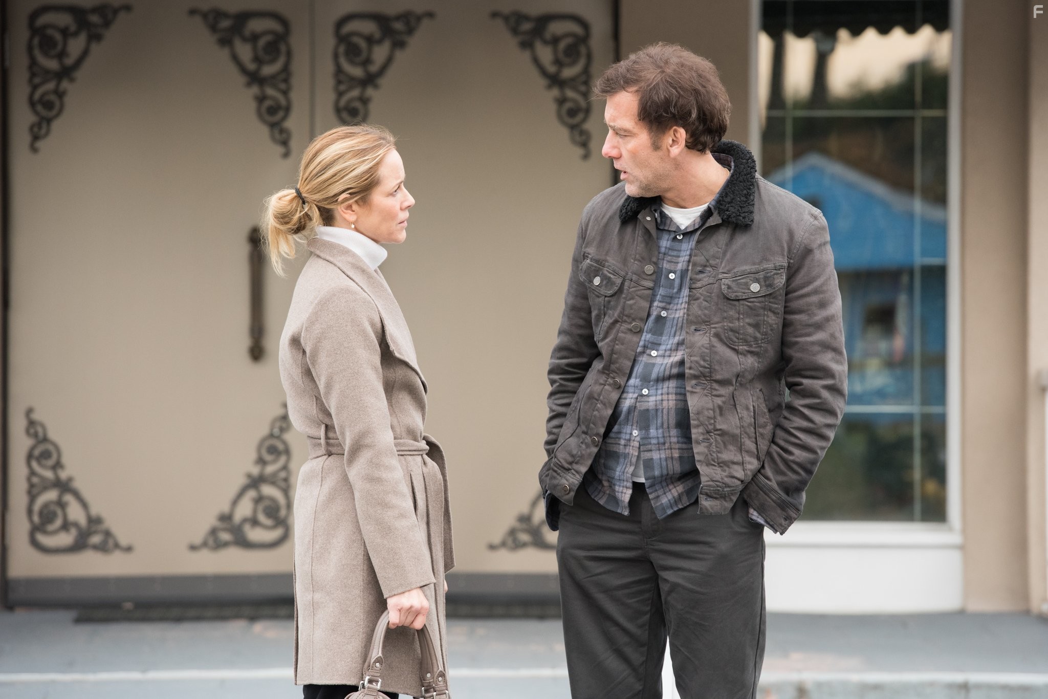 Maria Bello and Clive Owen in Подтверждение (2016)