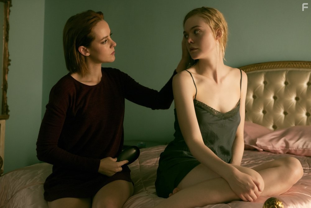 Jena Malone and Elle Fanning in Неоновый демон (2016)