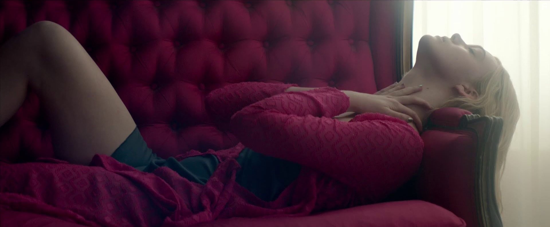 Elle Fanning in Неоновый демон (2016)