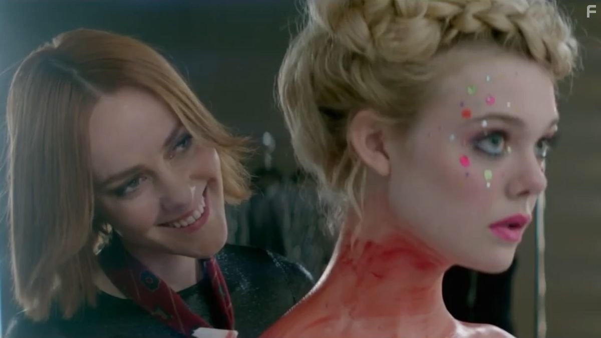 Jena Malone and Elle Fanning in Неоновый демон (2016)