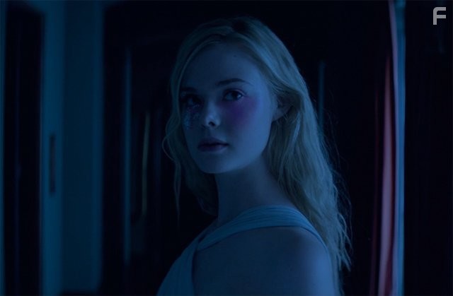 Elle Fanning in Неоновый демон (2016)