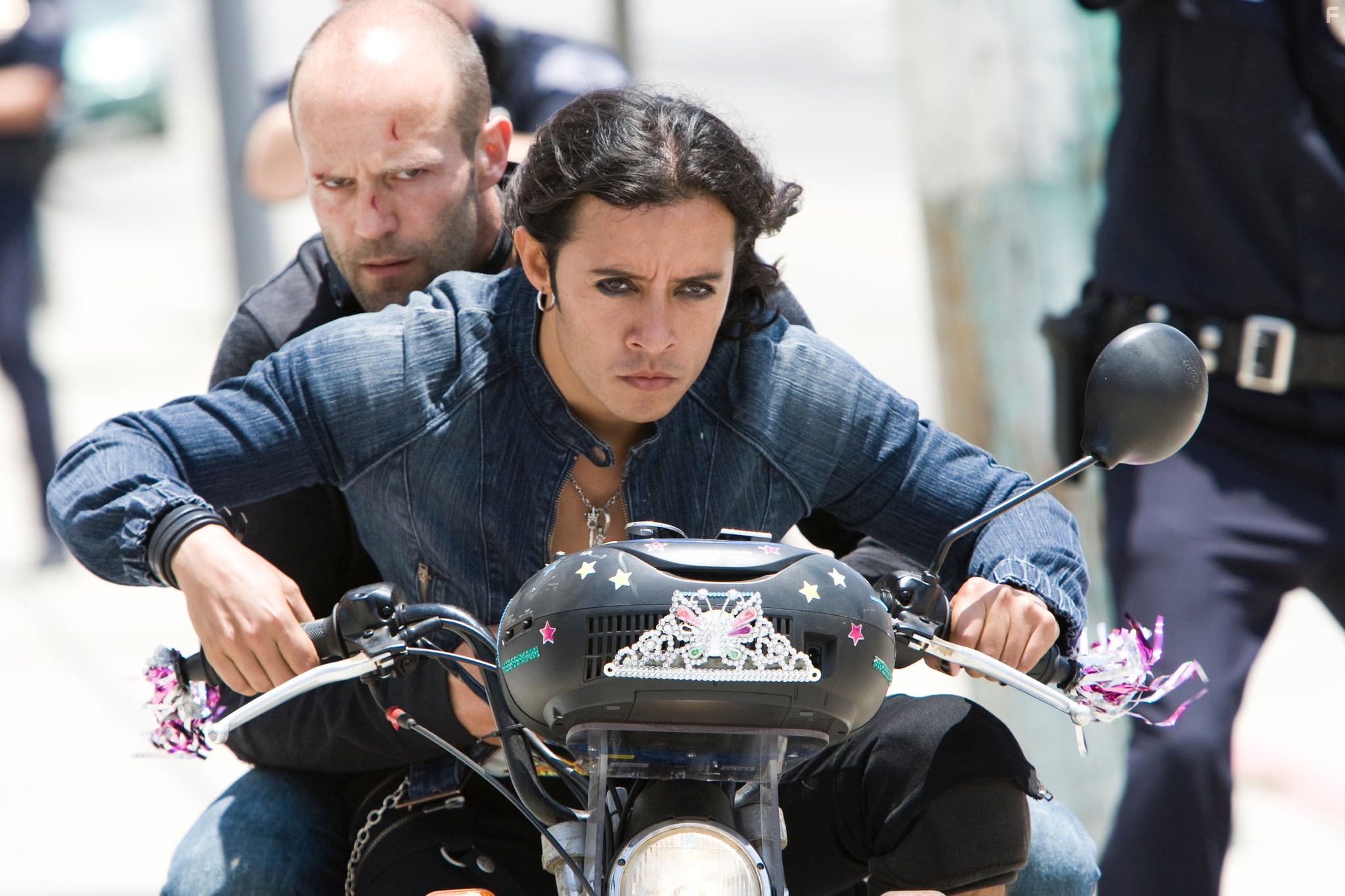 Jason Statham and Efren Ramirez in Адреналин 2: Высокое напряжение (2009)