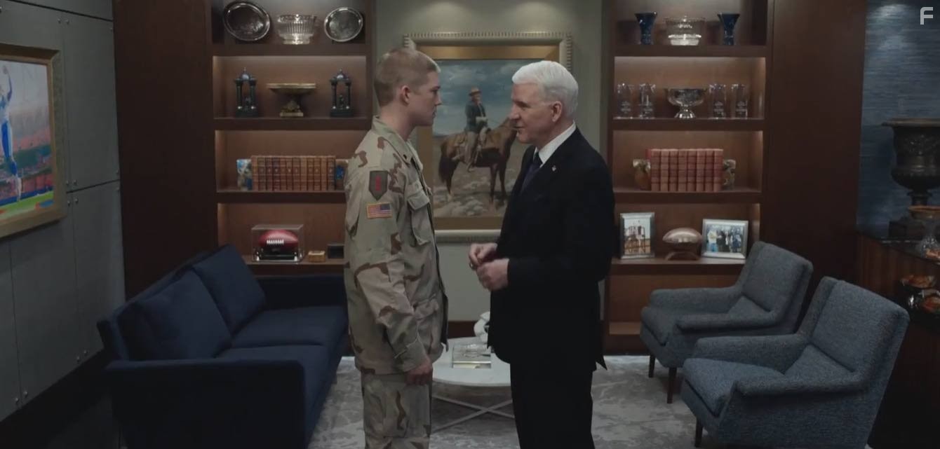 Steve Martin and Joe Alwyn in Долгая прогулка Билли Линна в перерыве футбольного матча (2016)