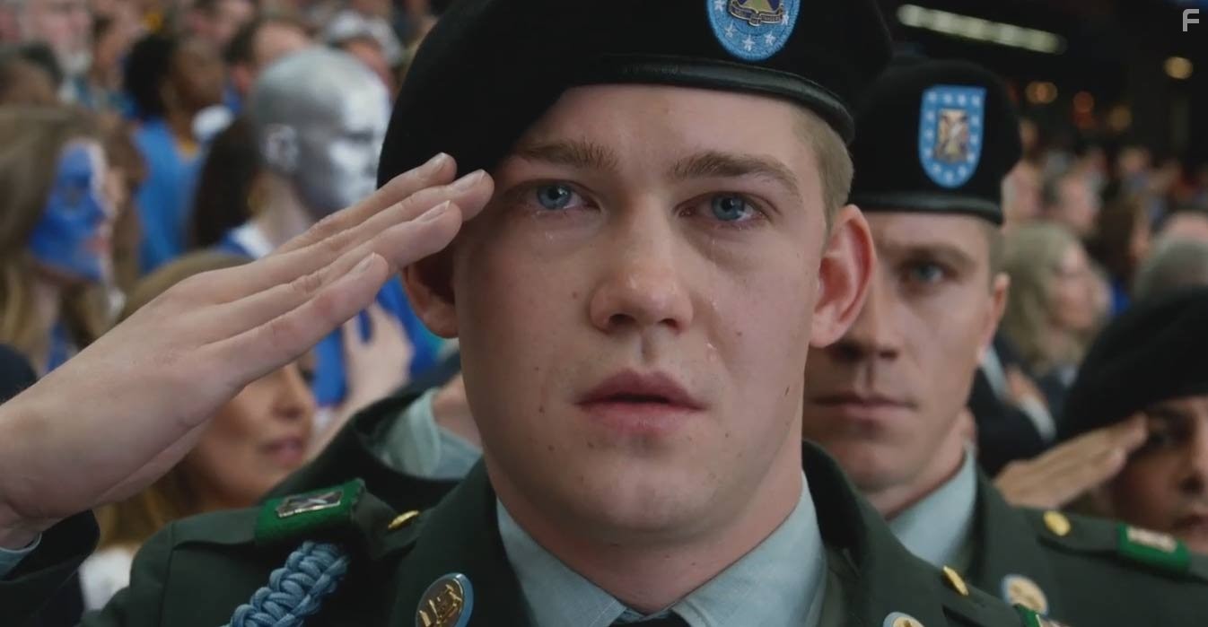 Joe Alwyn in Долгая прогулка Билли Линна в перерыве футбольного матча (2016)