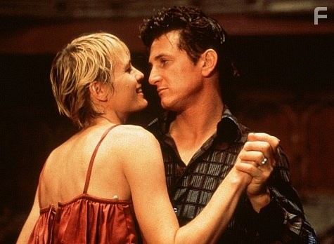 Sean Penn and Robin Wright in Она прекрасна (1997)