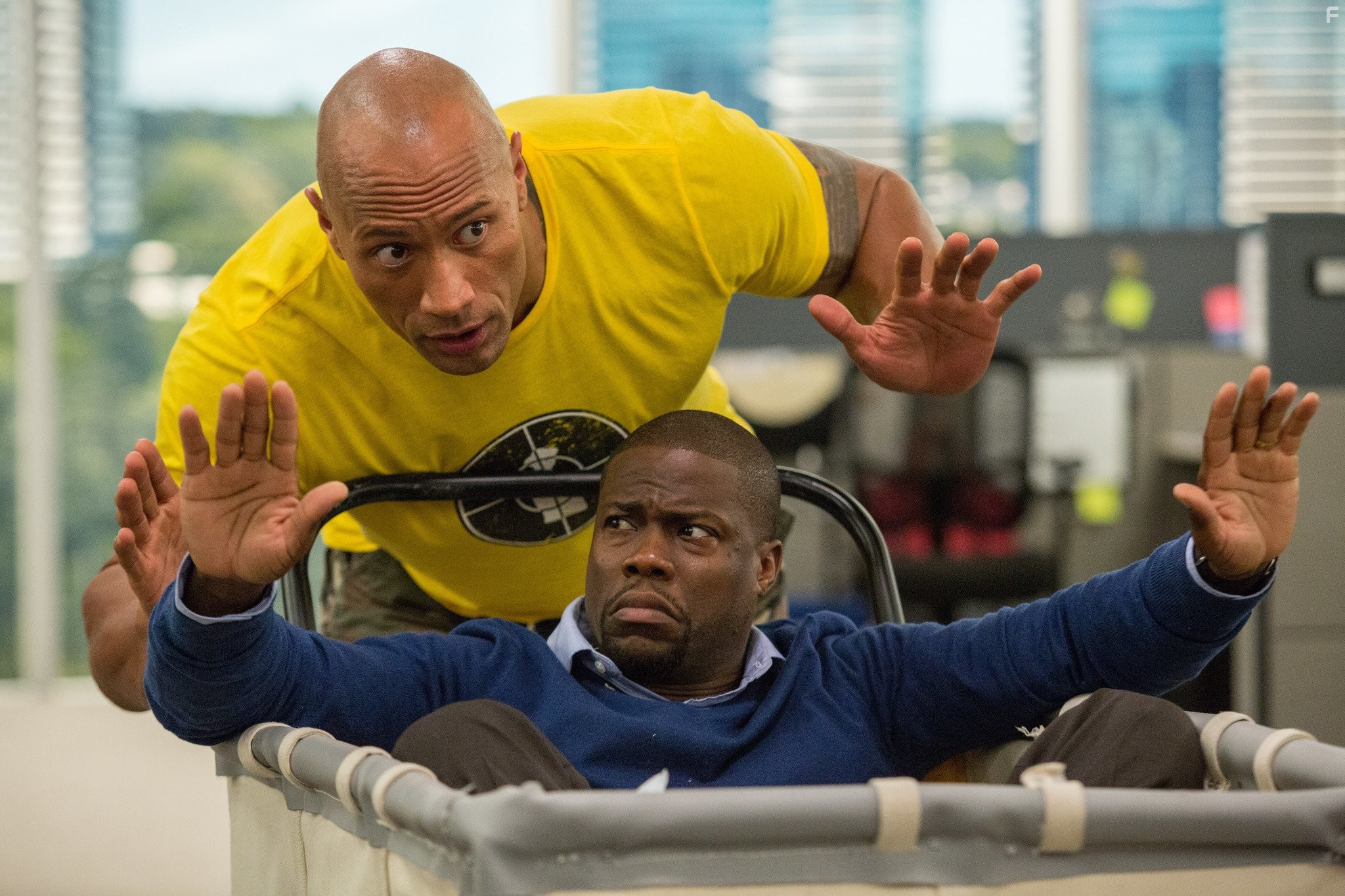 Kevin Hart and Dwayne Johnson in Полтора шпиона (2016)