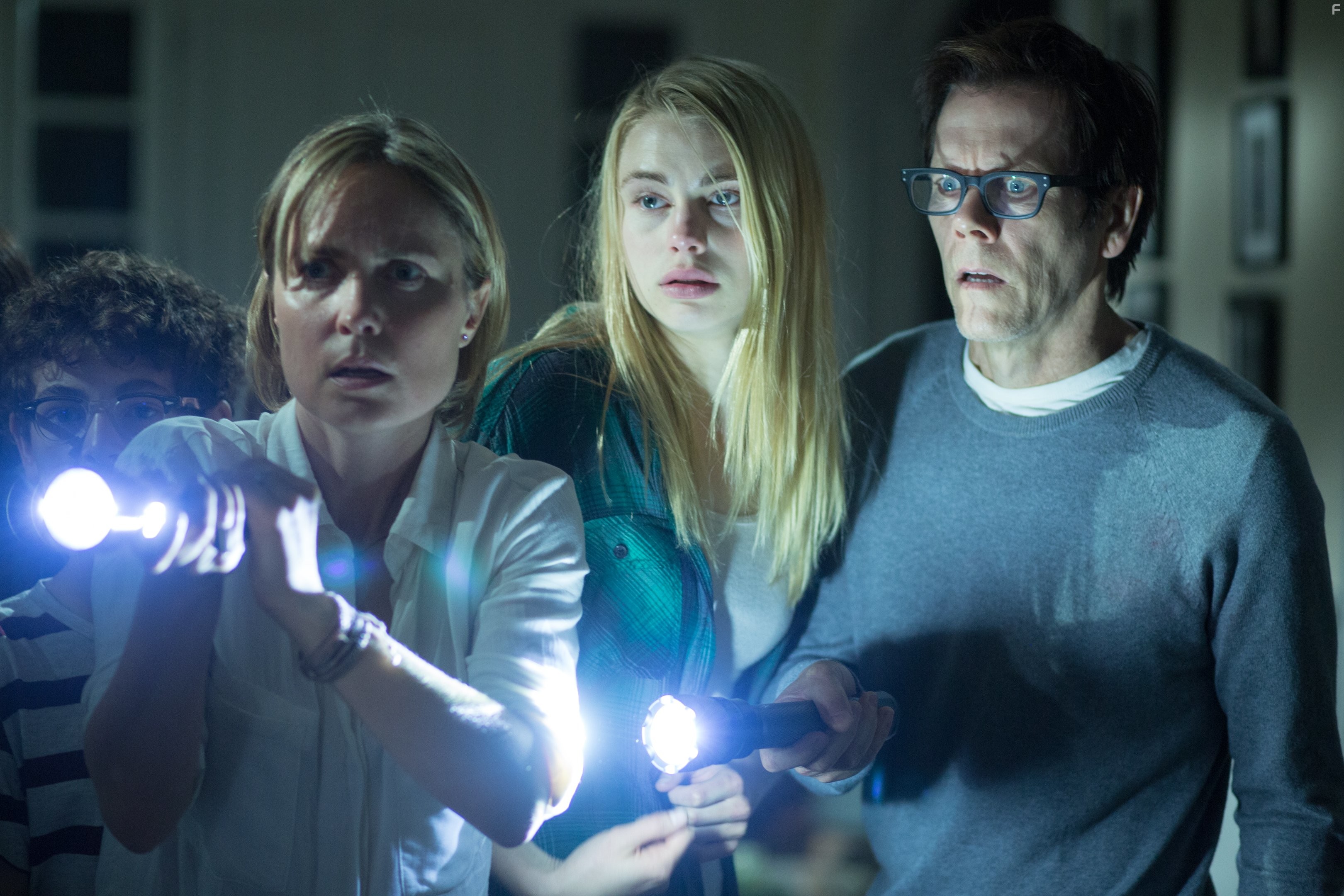 Kevin Bacon, Radha Mitchell, David Mazouz, and Lucy Fry in Темнота (2016)