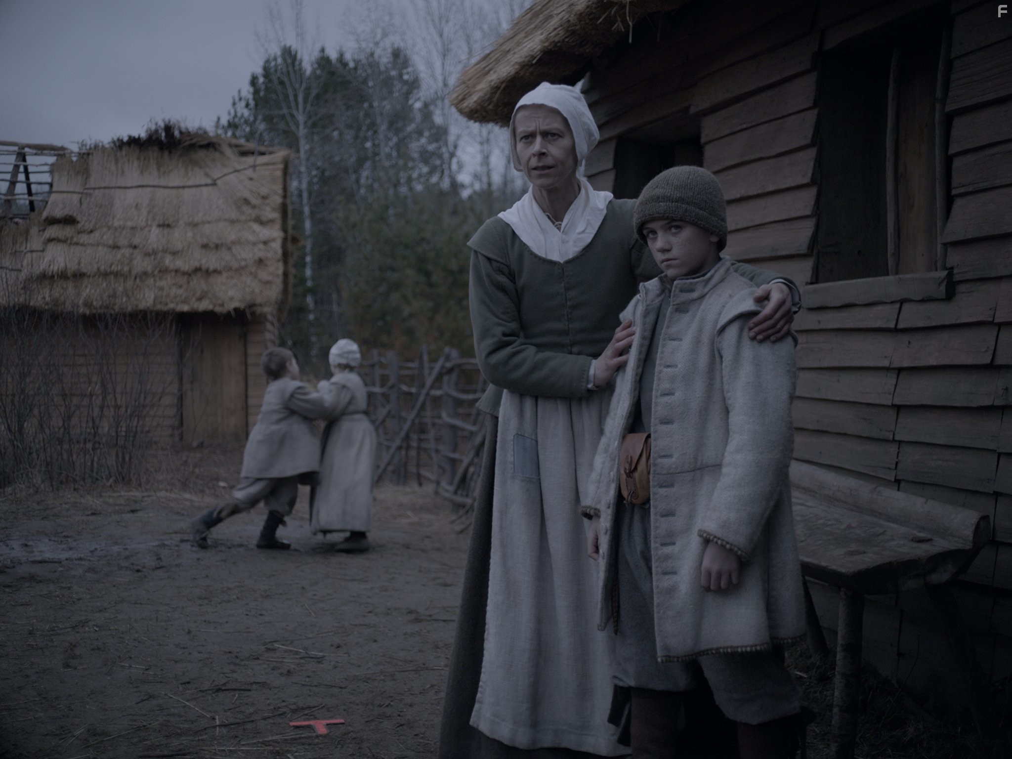 Kate Dickie and Harvey Scrimshaw in Ведьма (2015)