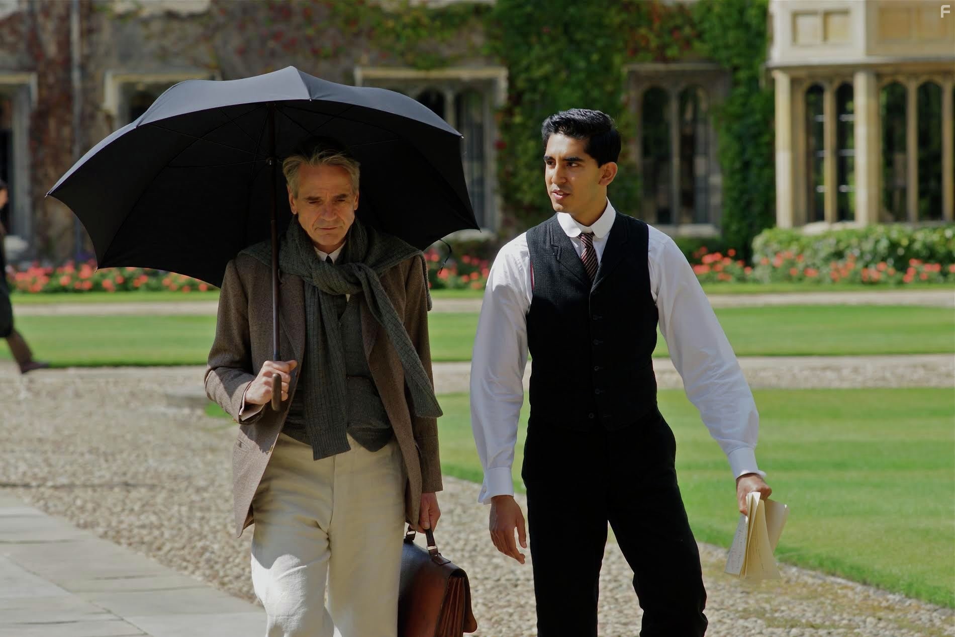 Jeremy Irons and Dev Patel in Человек, который познал бесконечность (2015)