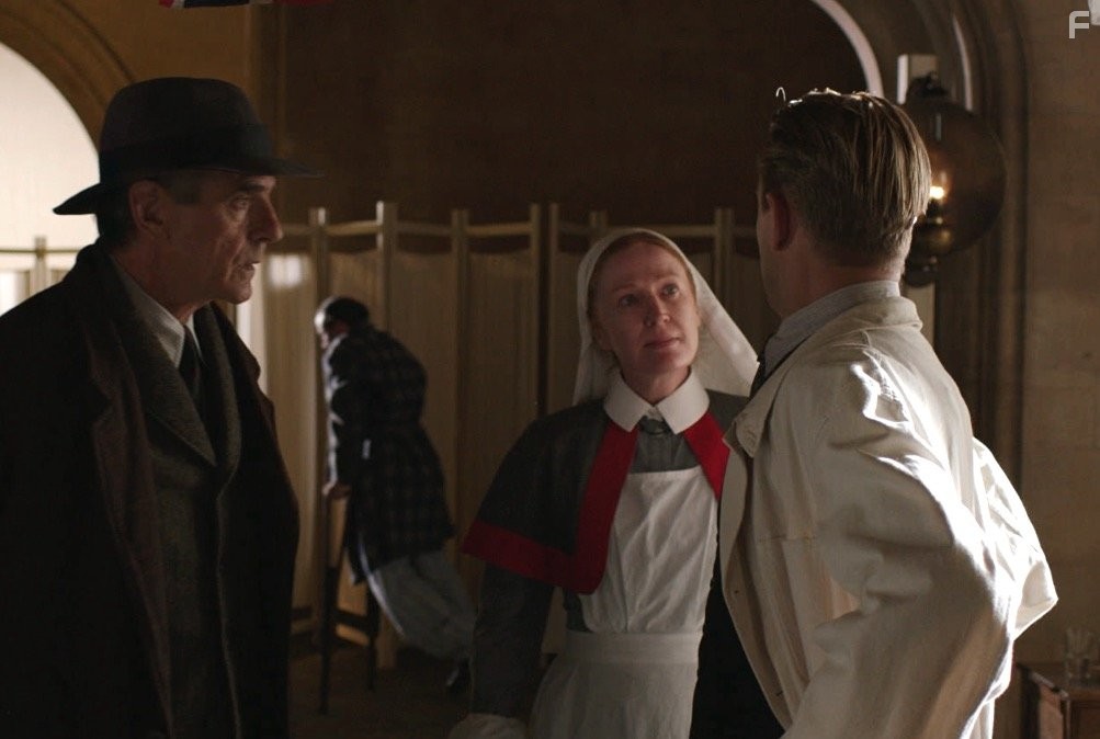 Jeremy Irons, Enzo Cilenti, and Elaine Caulfield in Человек, который познал бесконечность (2015)