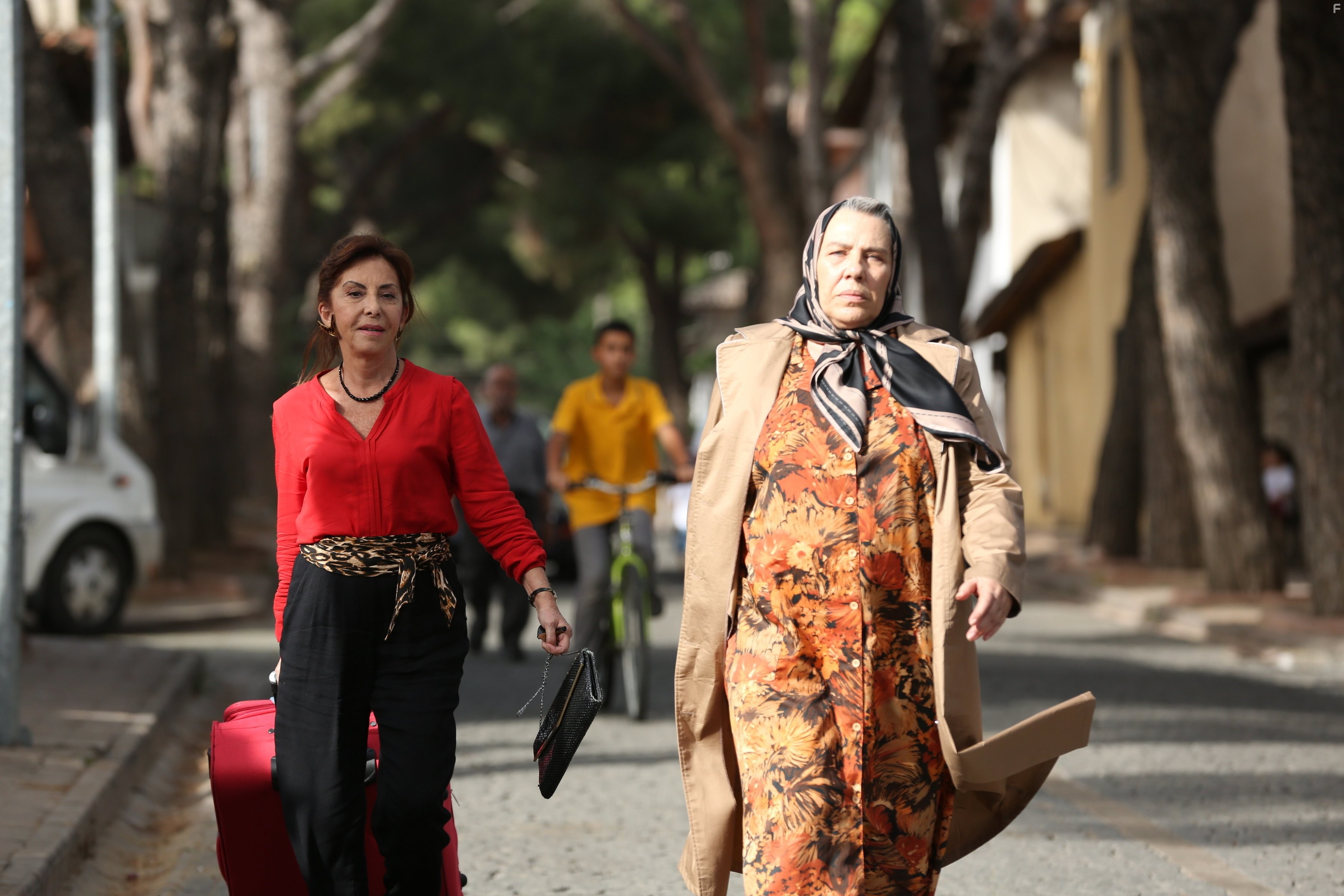 H?meyra and Isil Y?cesoy in Шепни, если забуду (2014)