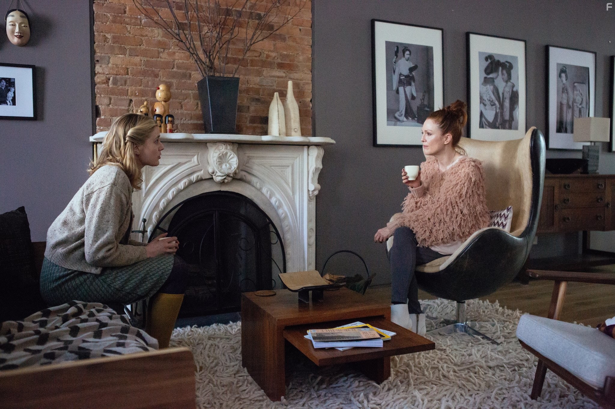 Julianne Moore and Greta Gerwig in Maggie's Plan (2015)