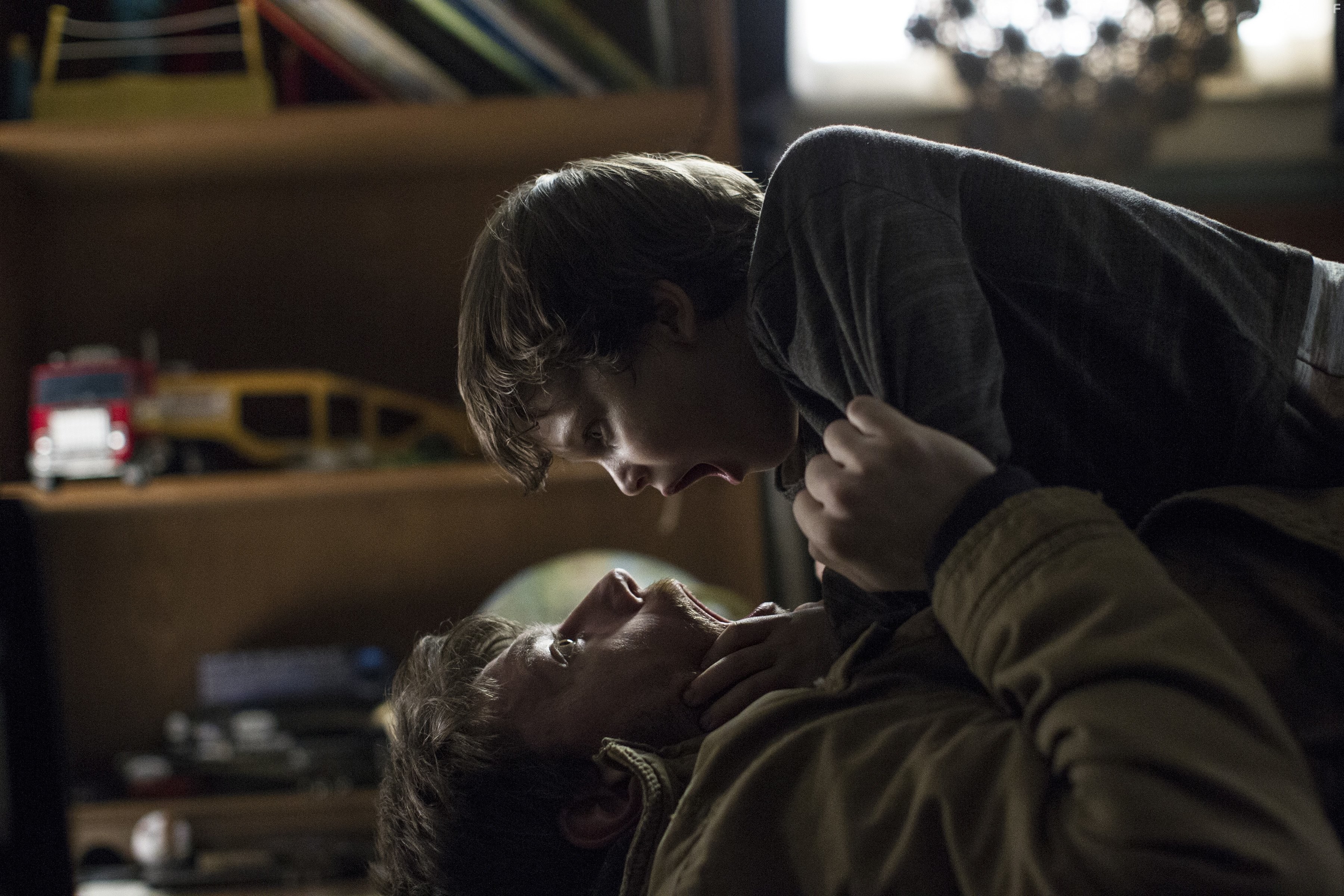 Patrick Fugit and Gabriel Bateman in Изгой (2016)