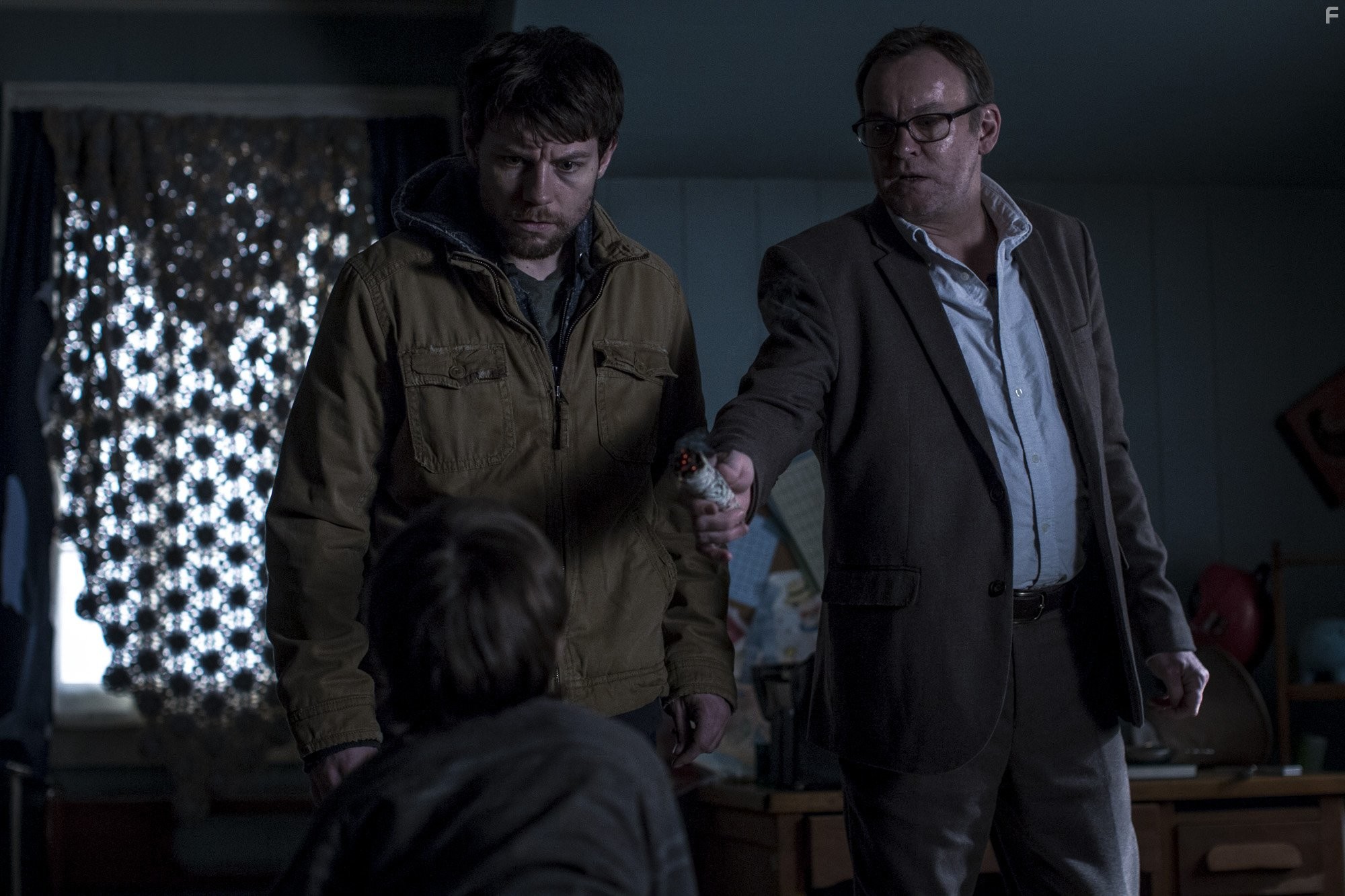 Patrick Fugit, Philip Glenister, and Gabriel Bateman in Изгой (2016)