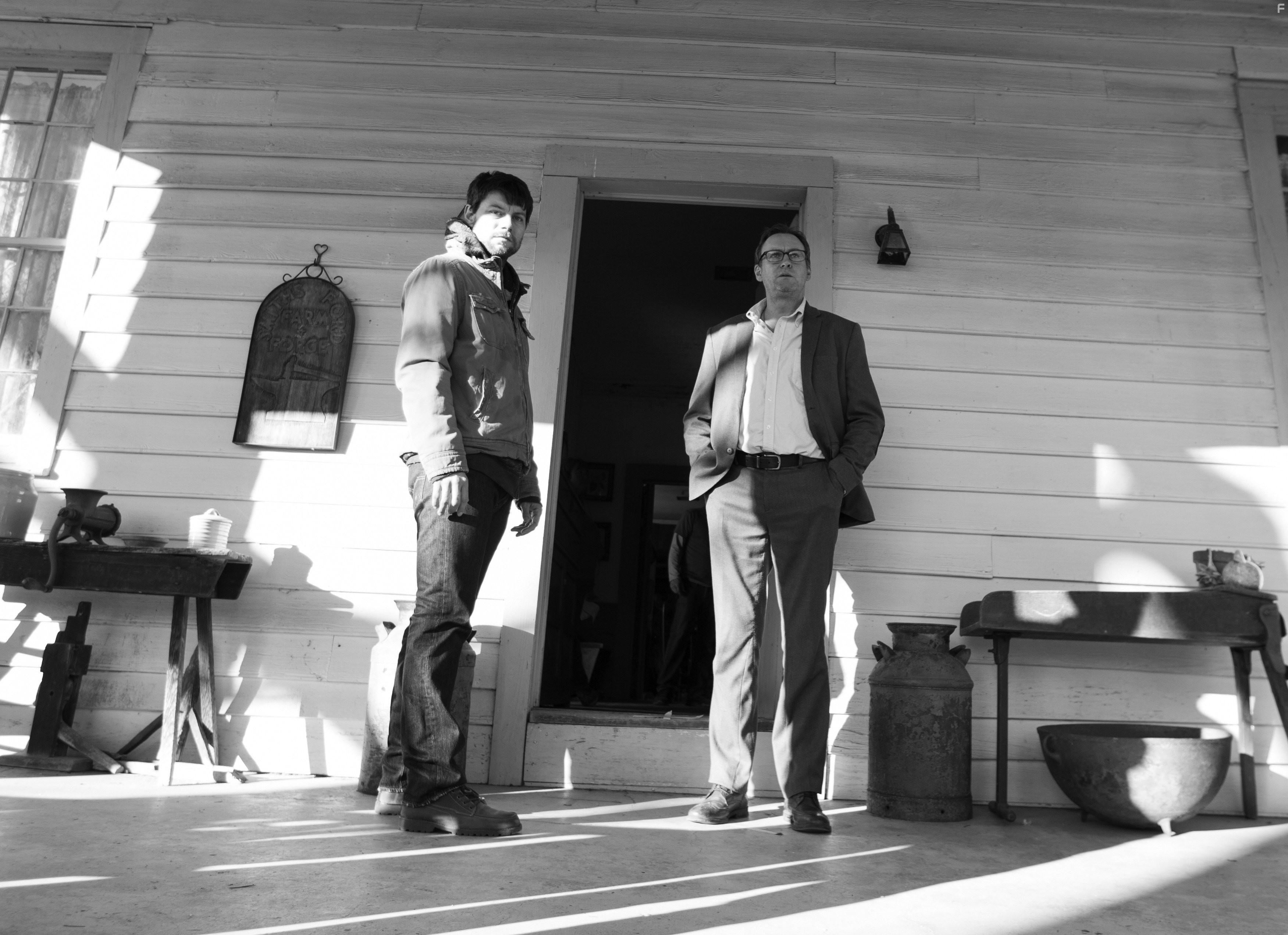 Patrick Fugit and Philip Glenister in Изгой (2016)