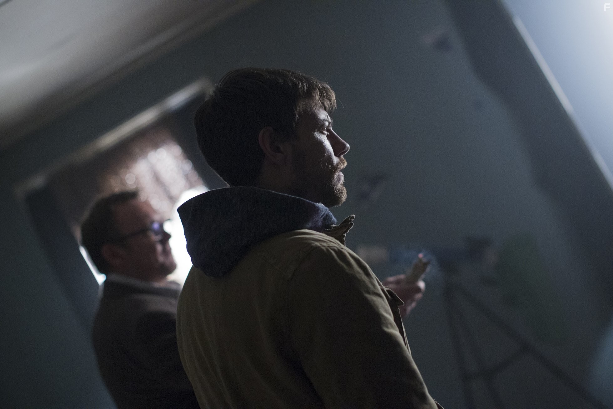 Patrick Fugit and Philip Glenister in Изгой (2016)