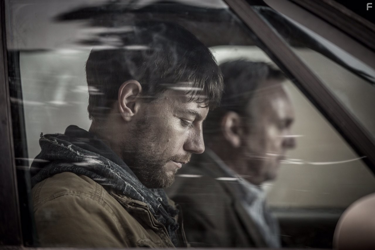 Patrick Fugit and Philip Glenister in Изгой (2016)