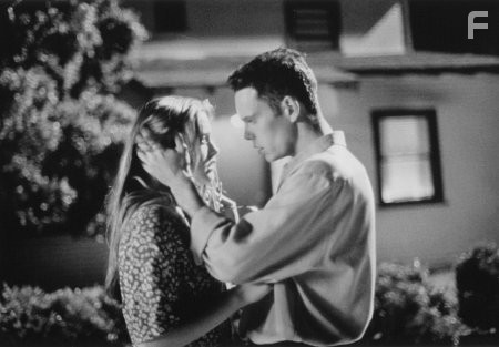Alicia Silverstone and Kevin Dillon in Настоящее преступление (1995)