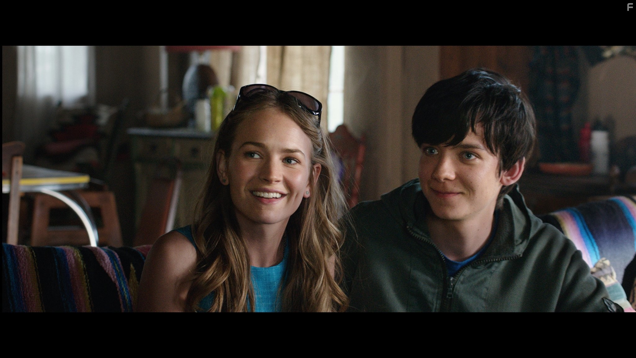 Britt Robertson and Asa Butterfield in Космос между нами (2016)