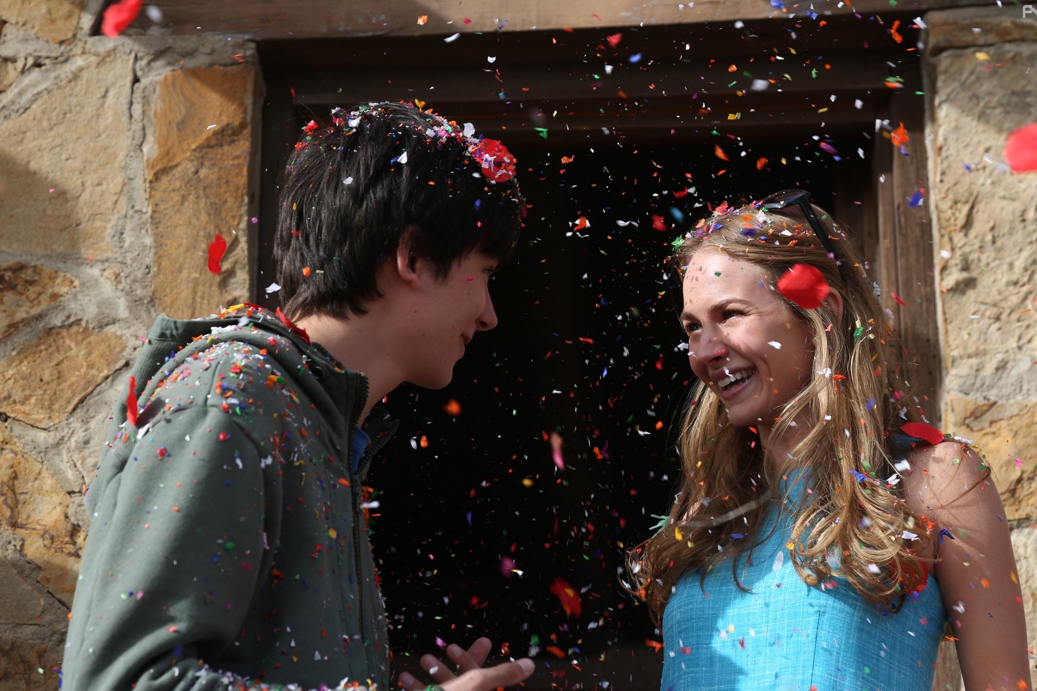 Britt Robertson and Asa Butterfield in Космос между нами (2016)