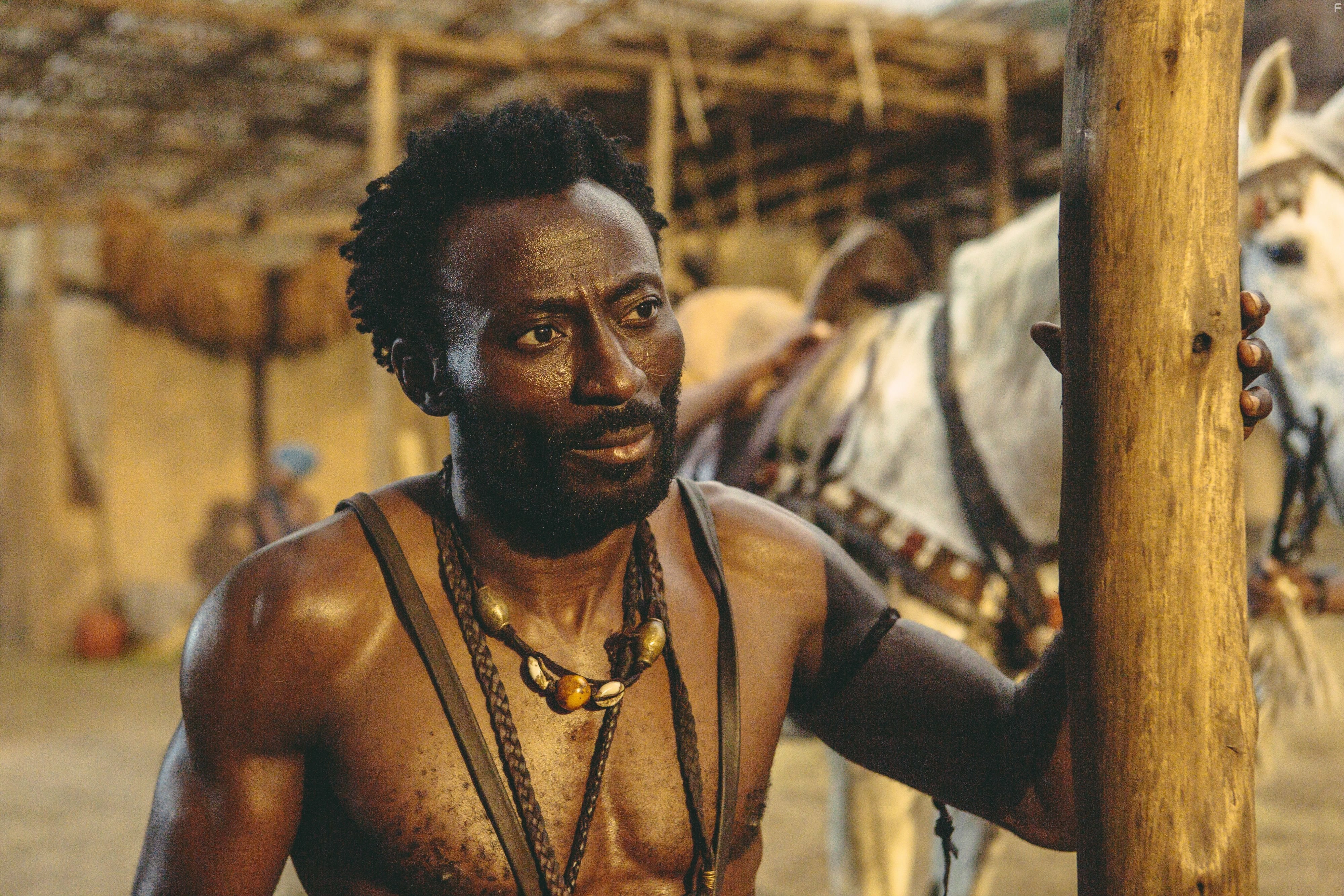 Babs Olusanmokun in Корни (2016)