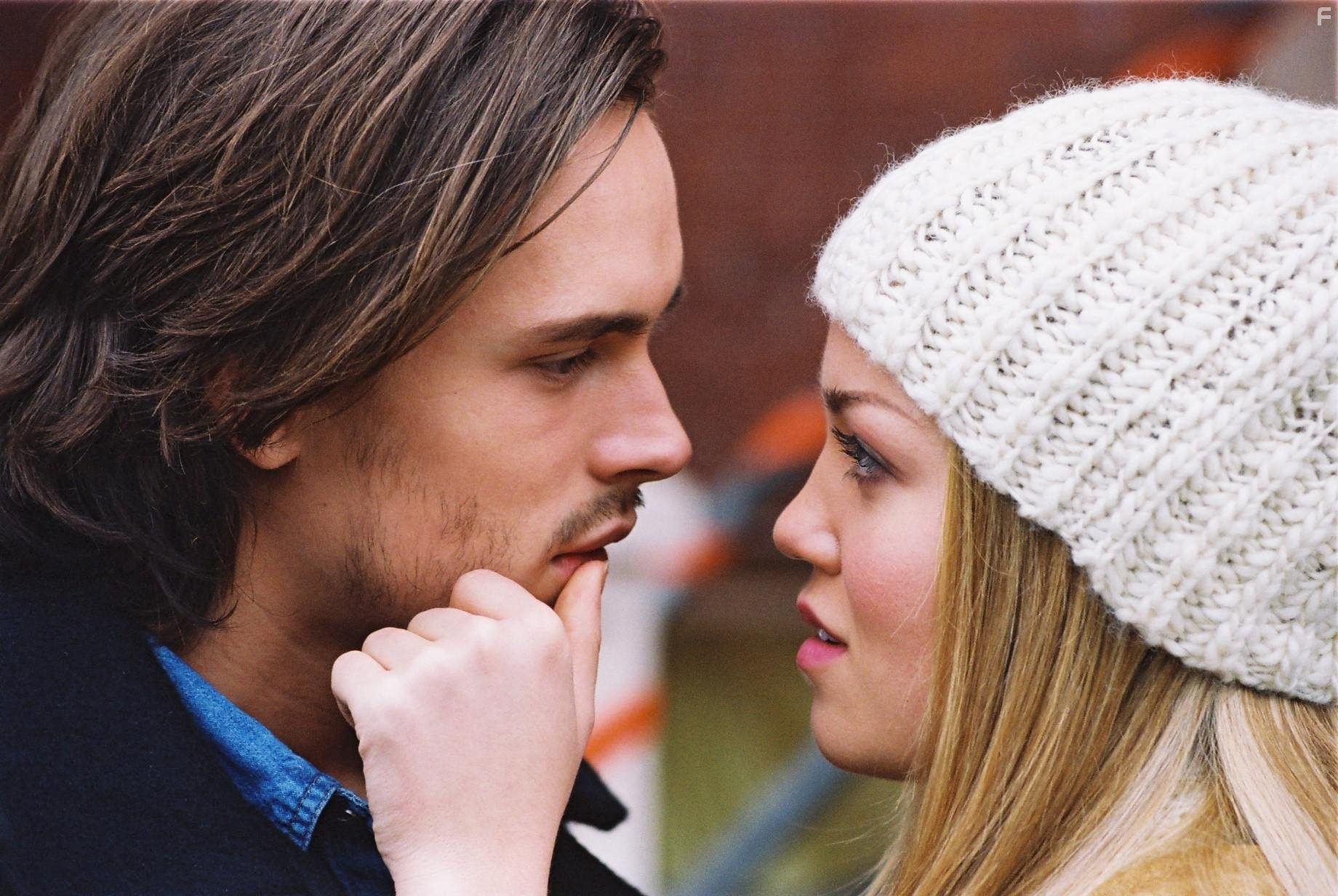 Jonathan Jackson and Erika Christensen in Верхом на пуле (2004)