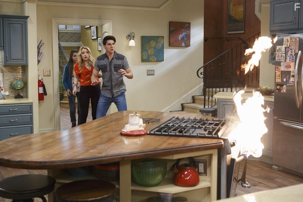 Taylor Spreitler, Kevin Fonteyne, and Jada Facer in Мелисса и Джоуи (2010)