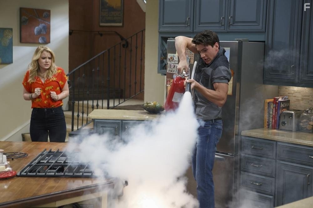 Taylor Spreitler and Kevin Fonteyne in Мелисса и Джоуи (2010)