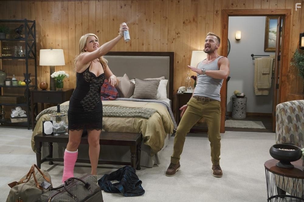 Melissa Joan Hart and Joey Lawrence in Мелисса и Джоуи (2010)