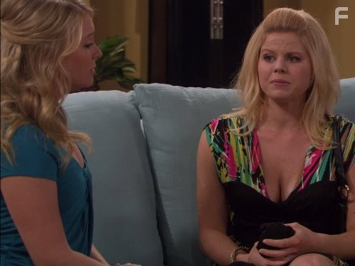 Melissa Joan Hart and Megan Hilty in Мелисса и Джоуи (2010)