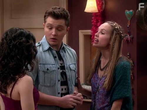 Erin Sanders, Sterling Knight, and Meaghan Martin in Мелисса и Джоуи (2010)