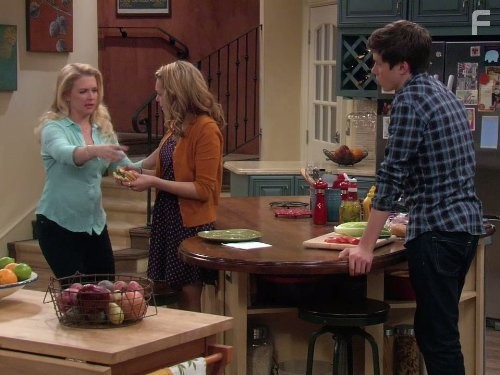 Melissa Joan Hart and Nick Robinson in Мелисса и Джоуи (2010)