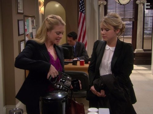 Melissa Joan Hart and Taylor Spreitler in Мелисса и Джоуи (2010)