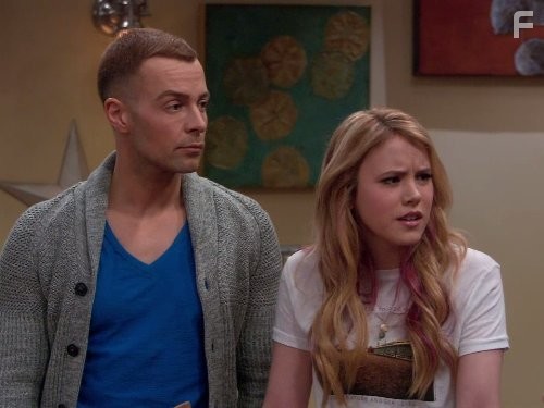 Joey Lawrence and Taylor Spreitler in Мелисса и Джоуи (2010)