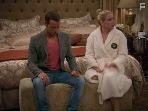 Melissa Joan Hart and Joey Lawrence in Мелисса и Джоуи (2010)