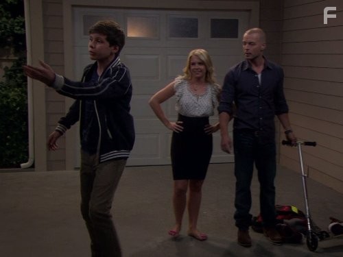 Melissa Joan Hart, Joey Lawrence, and Nick Robinson in Мелисса и Джоуи (2010)