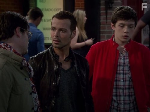 Joey Lawrence and Nick Robinson in Мелисса и Джоуи (2010)