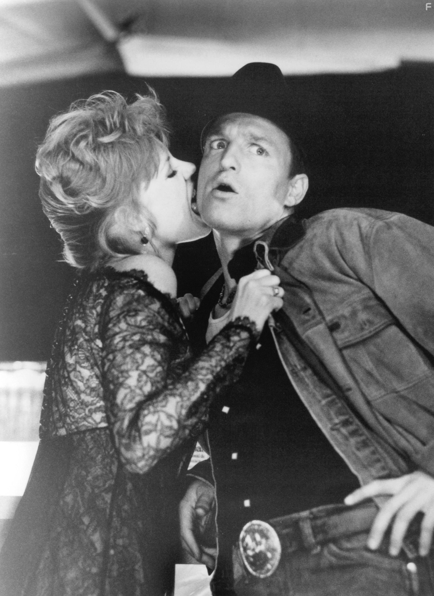 Woody Harrelson and Marg Helgenberger in У ковбоев так принято (1994)