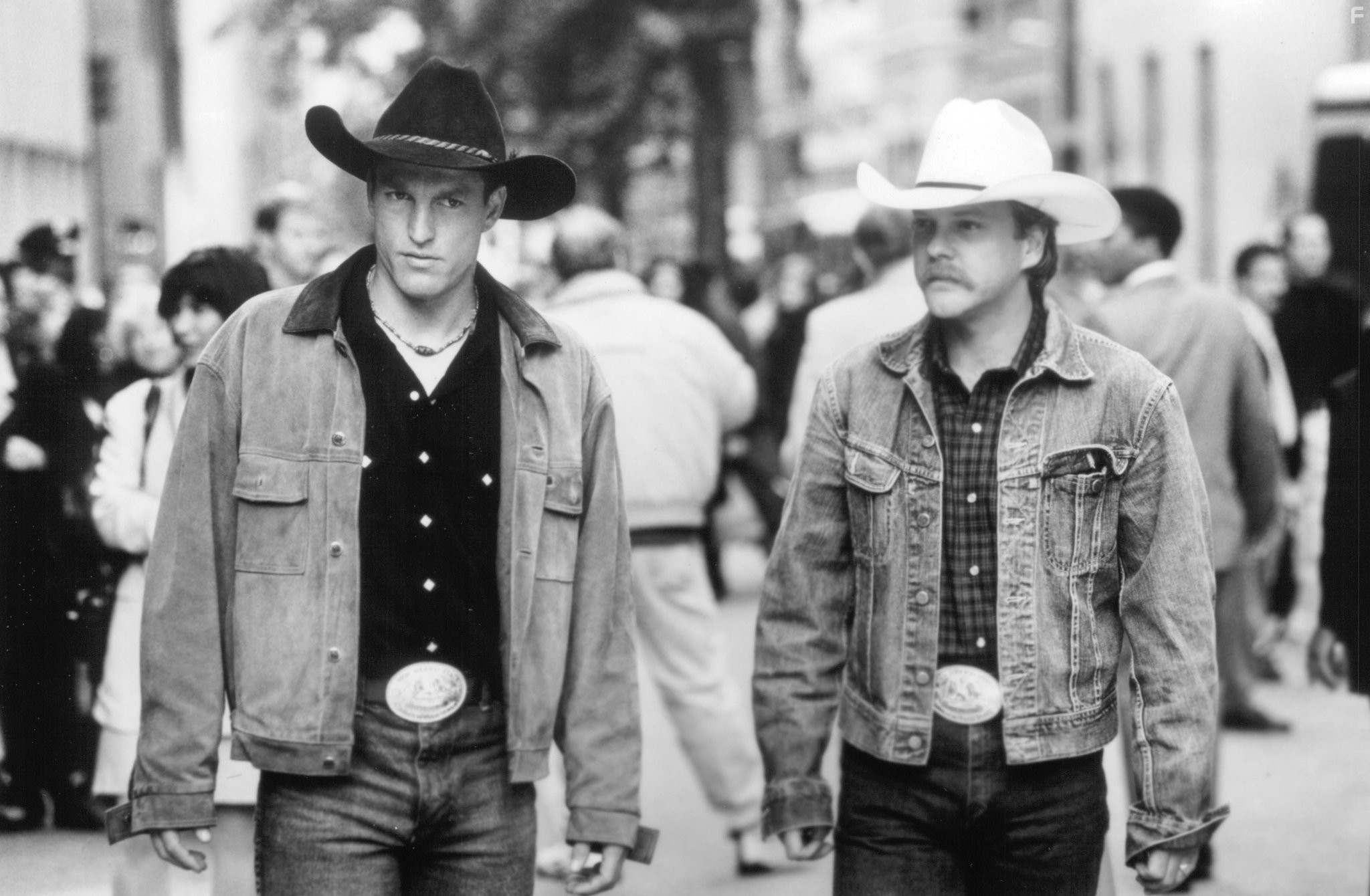 Woody Harrelson and Kiefer Sutherland in У ковбоев так принято (1994)