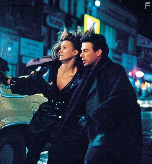 Jean-Claude Van Damme and Natasha Henstridge in Максимальный риск (1996)