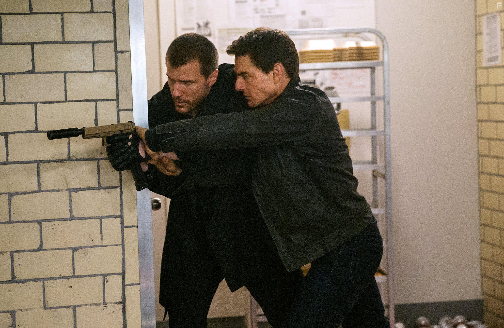 Tom Cruise and Patrick Heusinger in Jack Reacher: Never Go Back (2016)