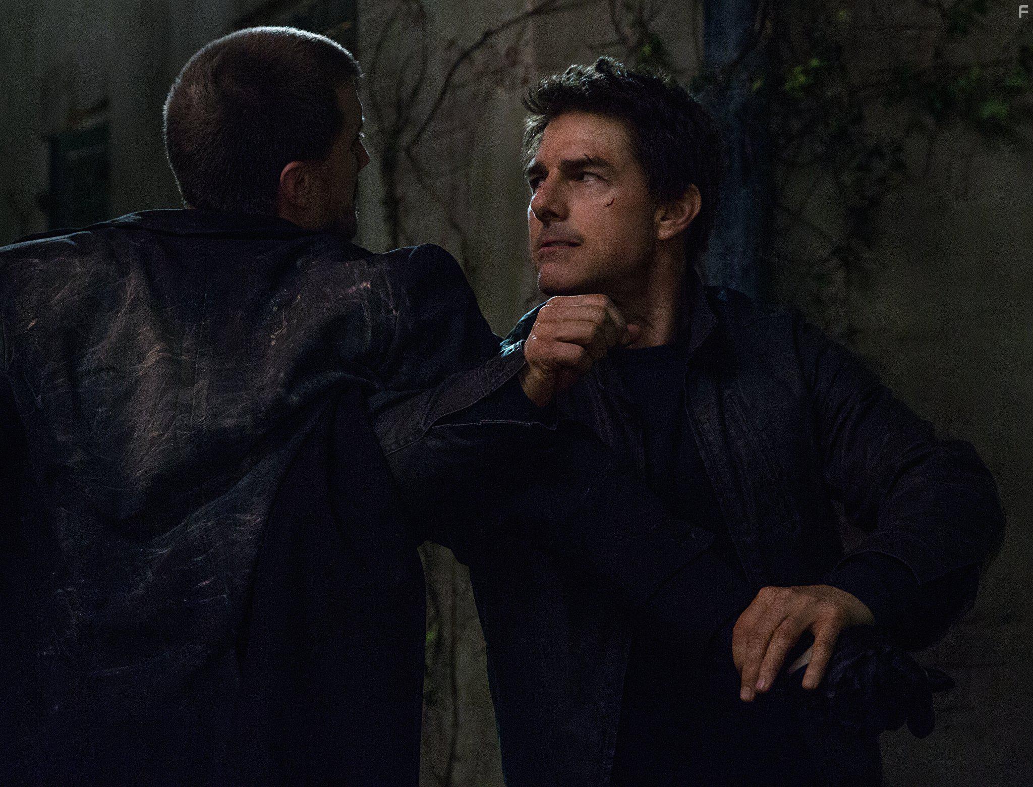 Tom Cruise and Patrick Heusinger in Jack Reacher: Never Go Back (2016)