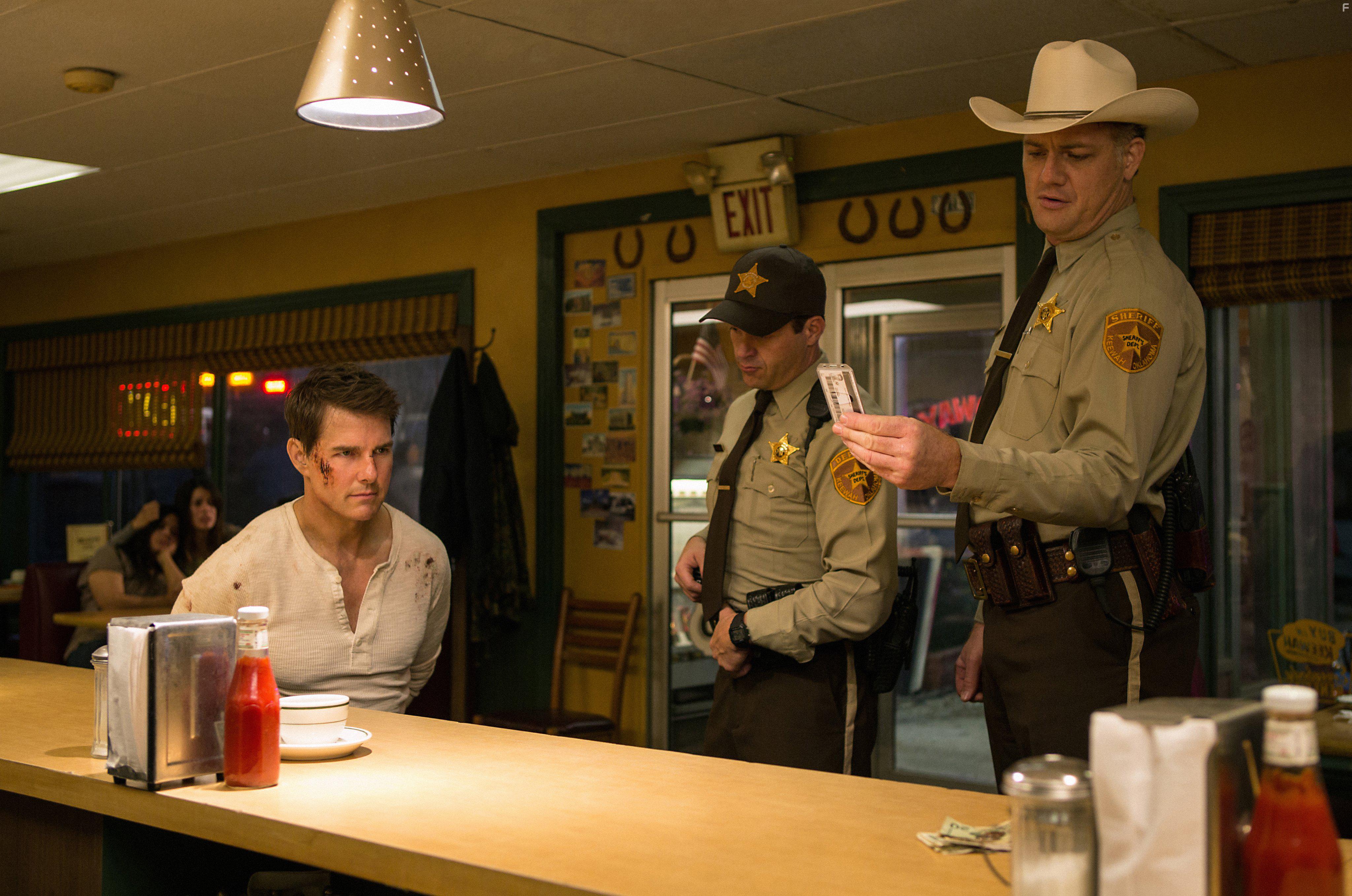 Tom Cruise, Jason Douglas, and Judd Lormand in Jack Reacher: Never Go Back (2016)