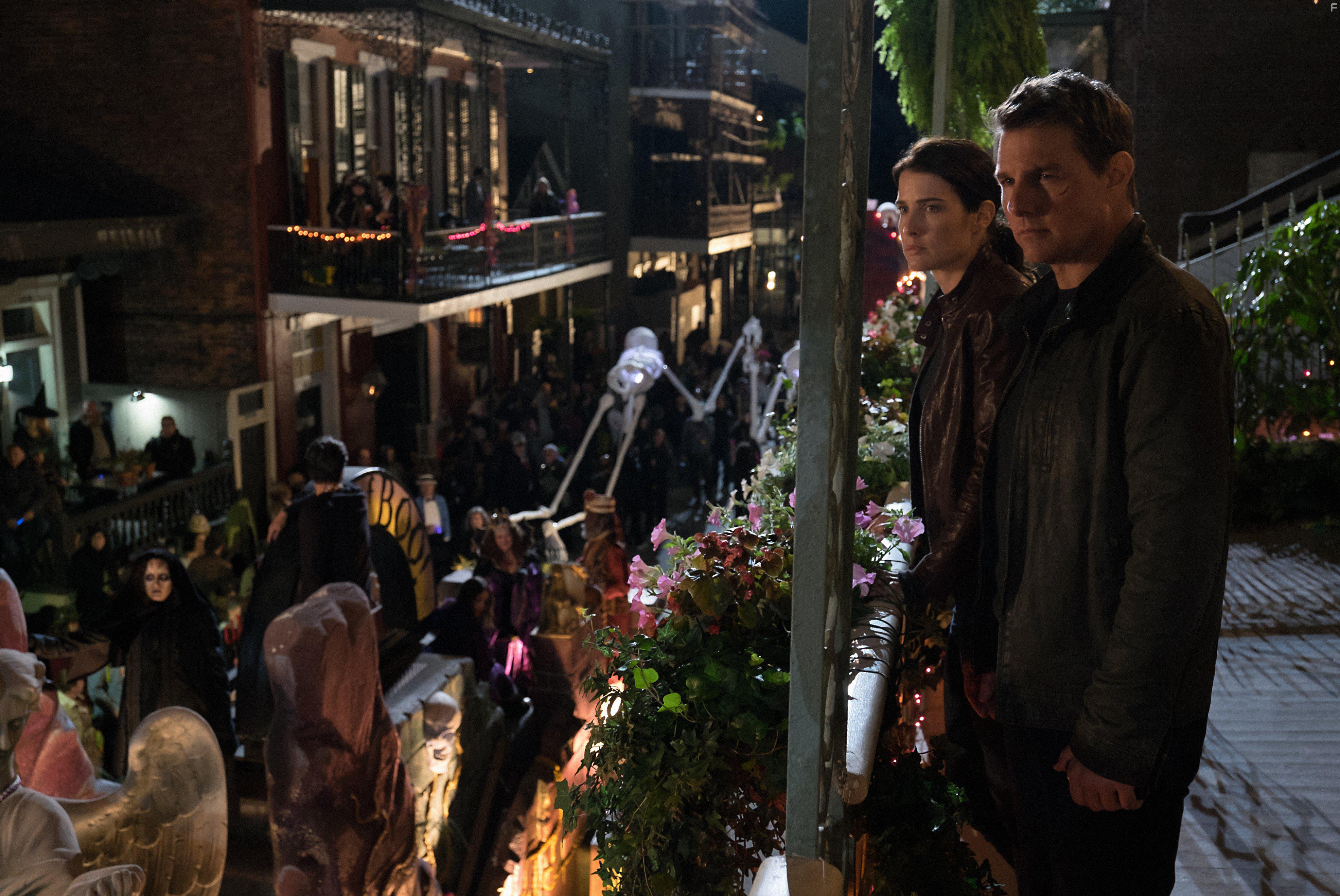 Tom Cruise and Cobie Smulders in Jack Reacher: Never Go Back (2016)