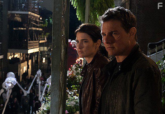 Tom Cruise and Cobie Smulders in Jack Reacher: Never Go Back (2016)