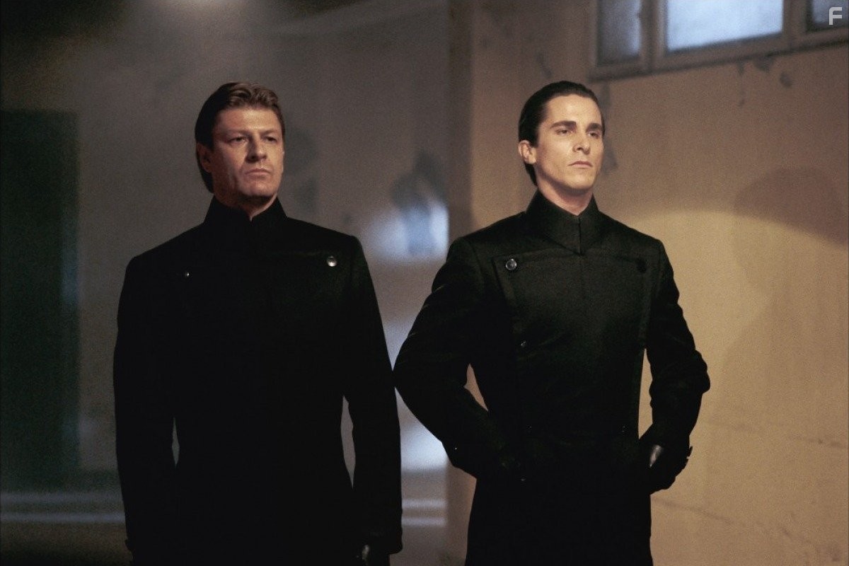 Christian Bale and Sean Bean in Эквилибриум (2002)