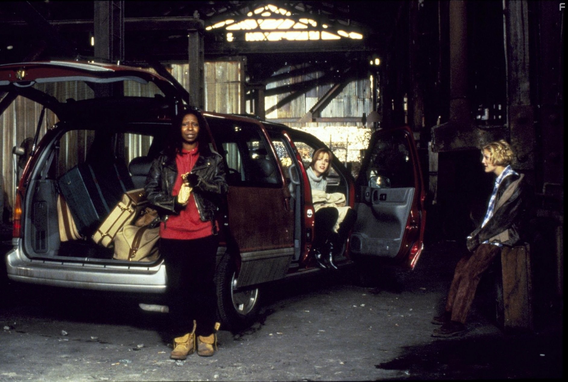 Drew Barrymore and Whoopi Goldberg in Парни побоку (1995)