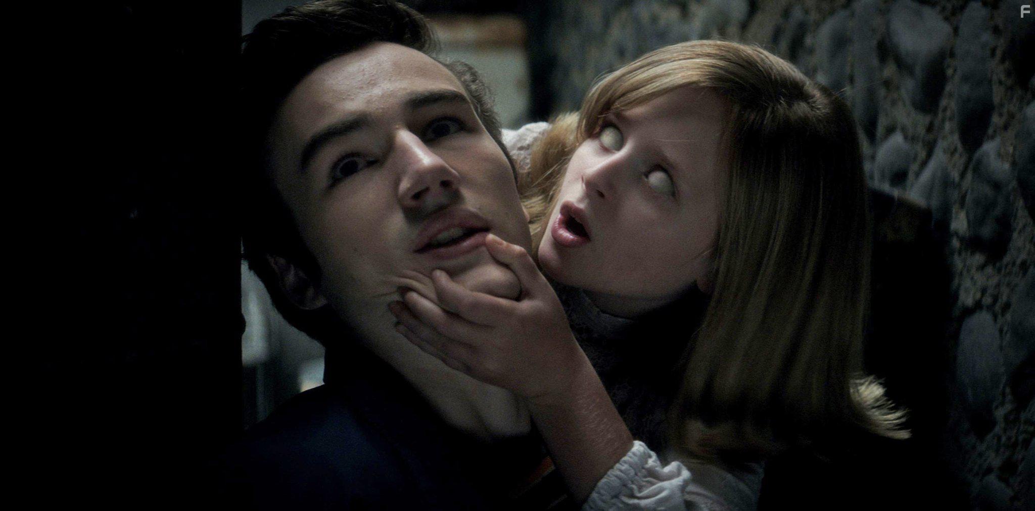 Parker Mack and Lulu Wilson in Ouija: Origin of Evil (2016)