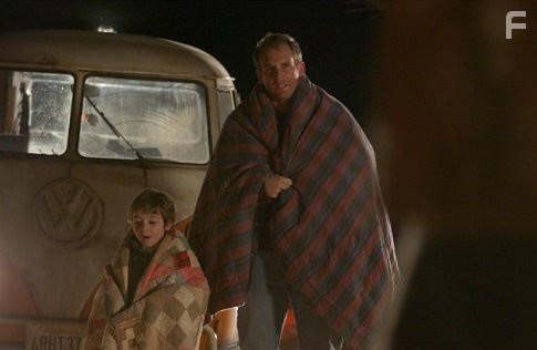 Josh Lucas and Jonah Bobo in Свихнувшиеся (2004)