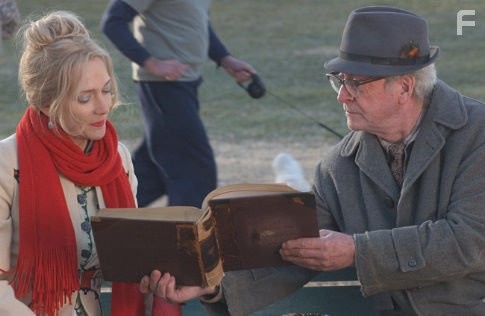 Michael Caine and Glenne Headly in Свихнувшиеся (2004)